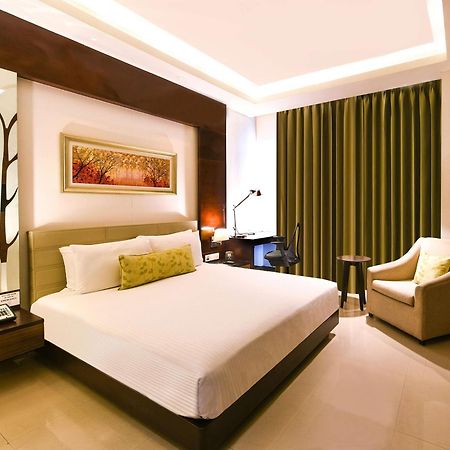 Doubletree By Hilton Gurugram Baani Square Hotel Gurgaon Buitenkant foto
