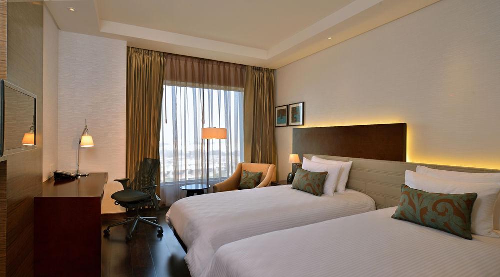 Doubletree By Hilton Gurugram Baani Square Hotel Gurgaon Buitenkant foto