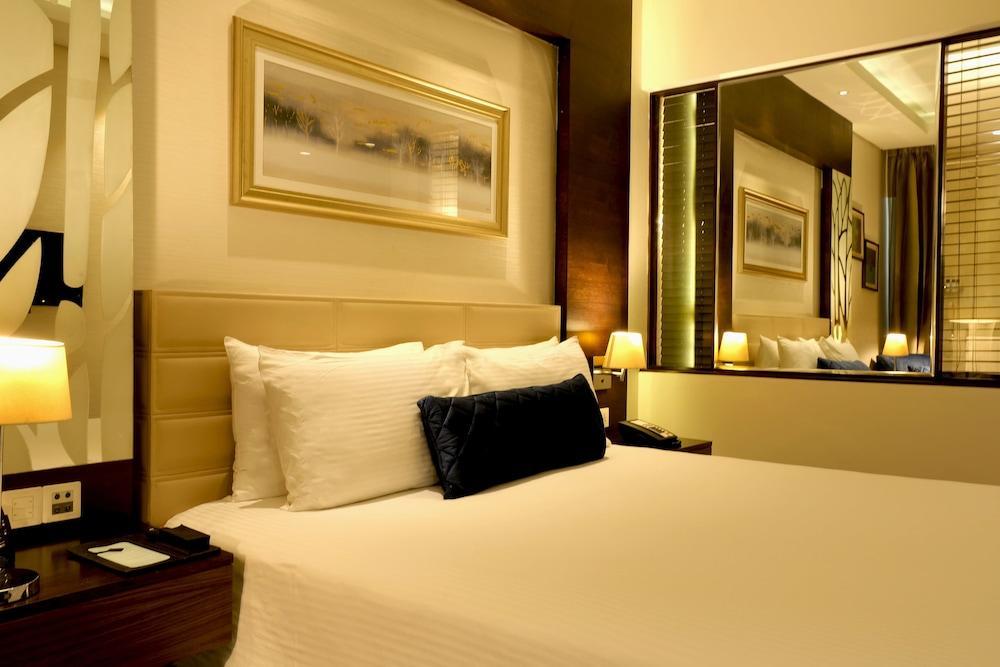 Doubletree By Hilton Gurugram Baani Square Hotel Gurgaon Buitenkant foto