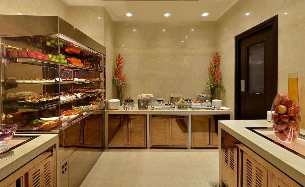 Doubletree By Hilton Gurugram Baani Square Hotel Gurgaon Buitenkant foto