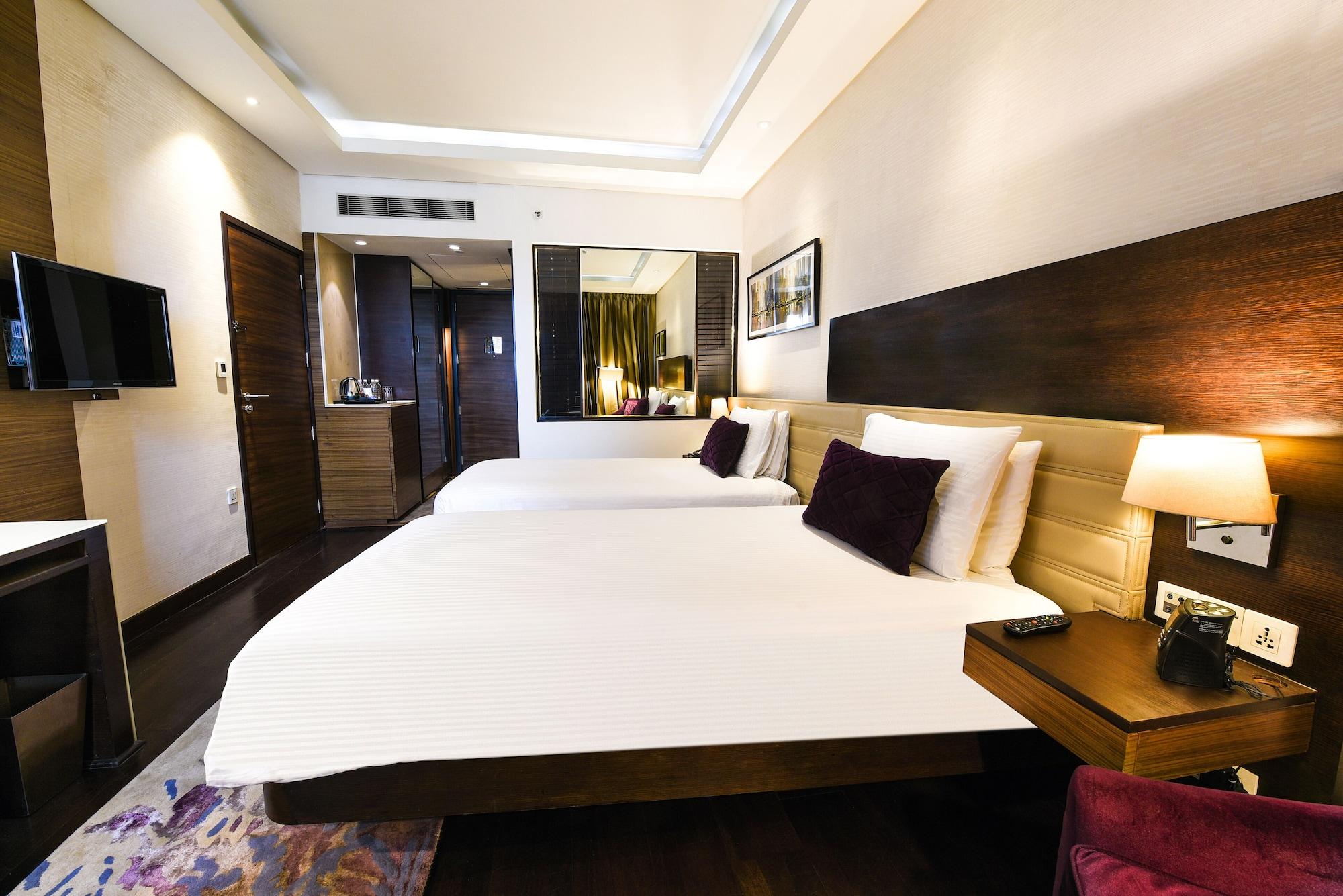 Doubletree By Hilton Gurugram Baani Square Hotel Gurgaon Buitenkant foto