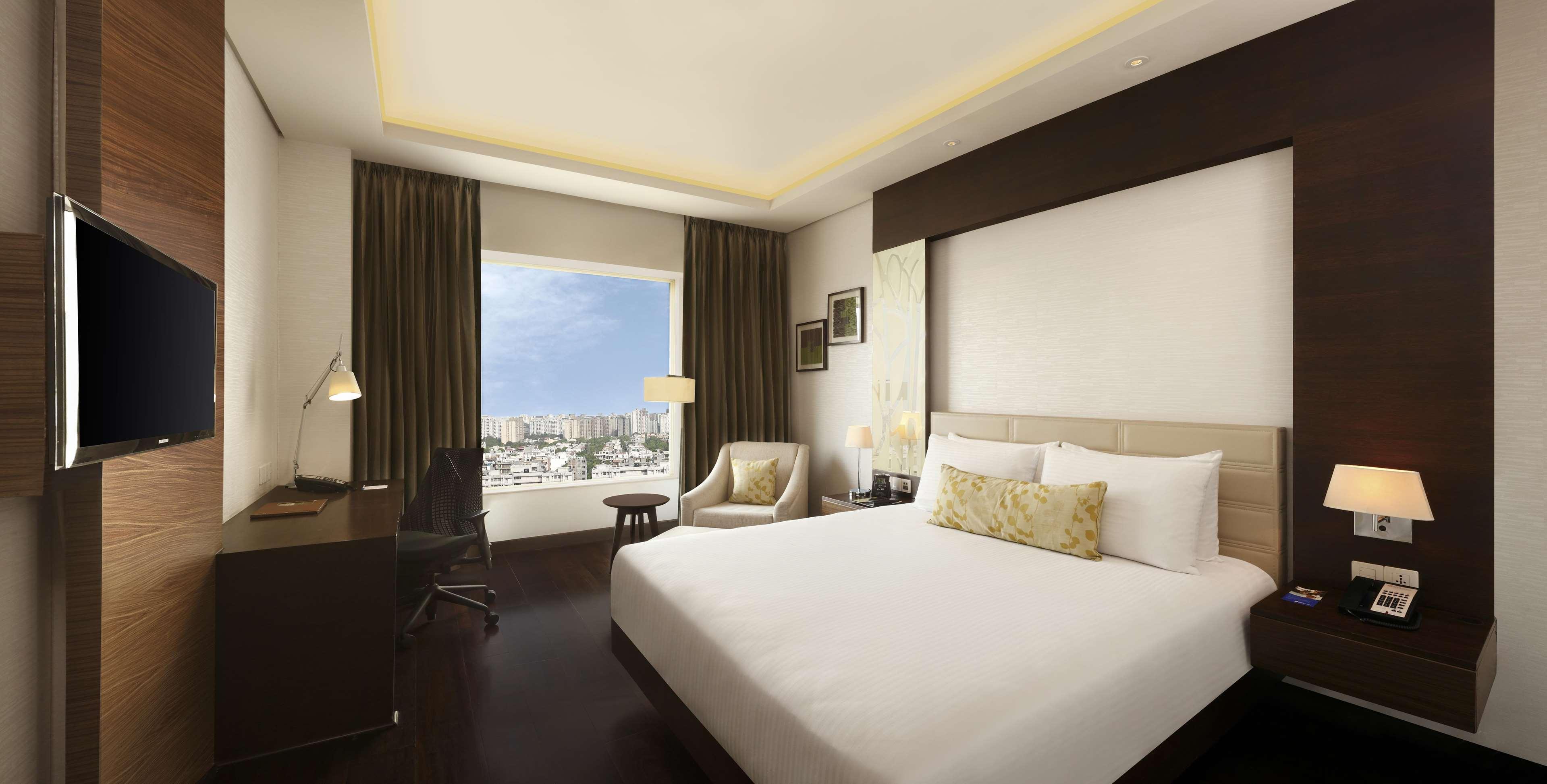 Doubletree By Hilton Gurugram Baani Square Hotel Gurgaon Buitenkant foto