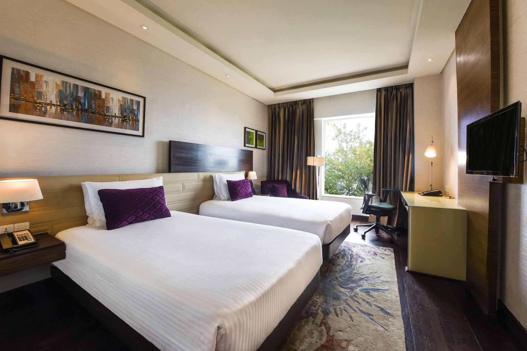 Doubletree By Hilton Gurugram Baani Square Hotel Gurgaon Buitenkant foto