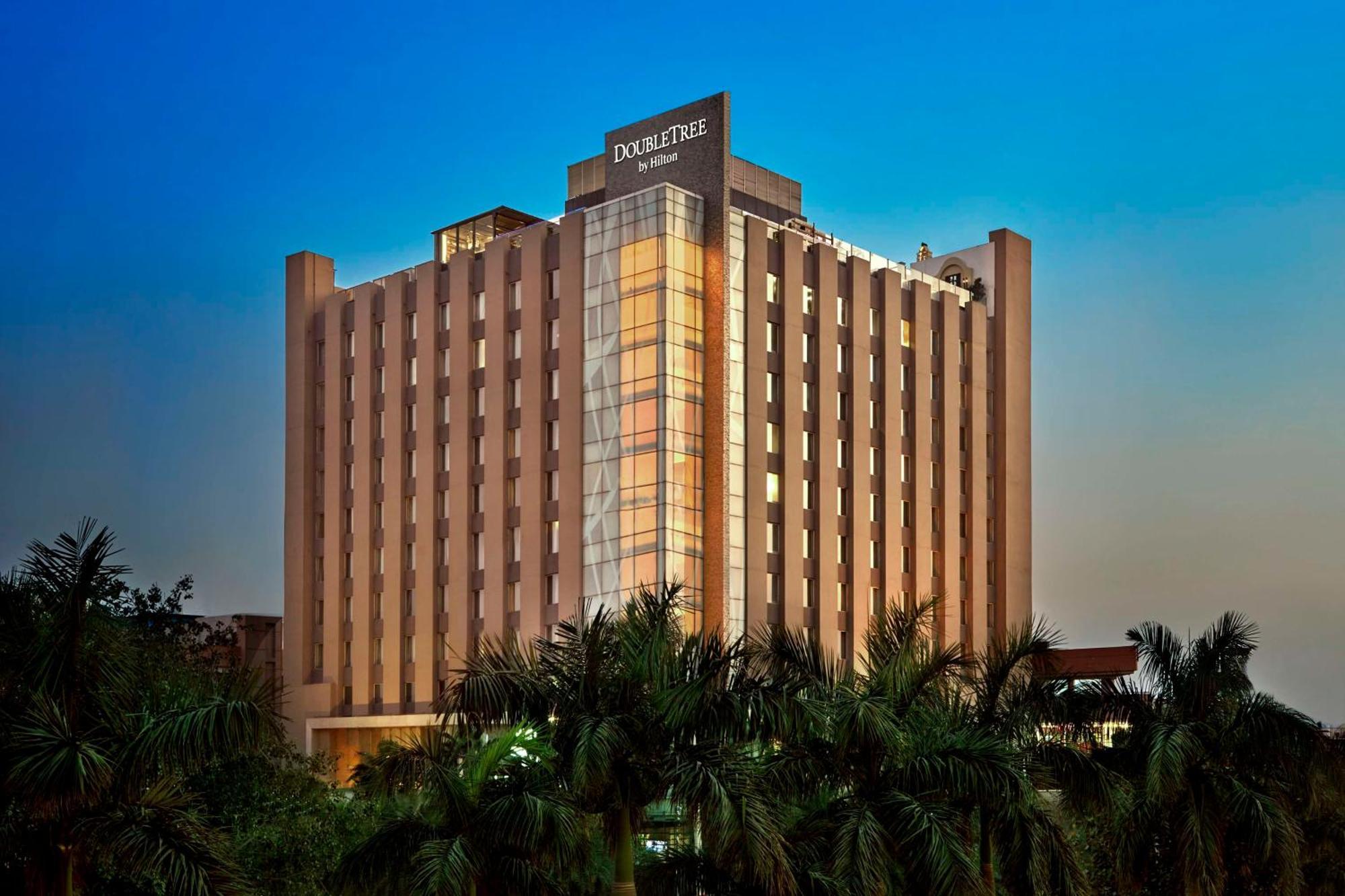 Doubletree By Hilton Gurugram Baani Square Hotel Gurgaon Buitenkant foto