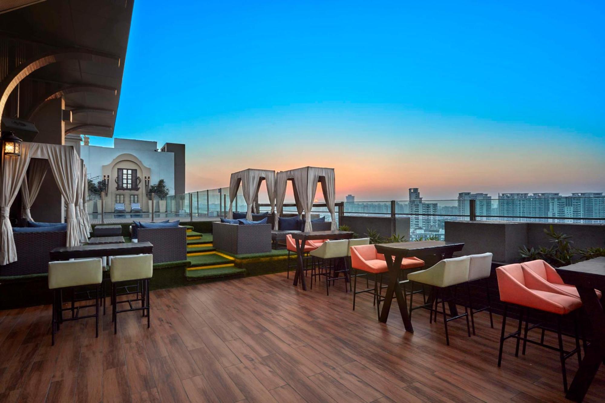 Doubletree By Hilton Gurugram Baani Square Hotel Gurgaon Buitenkant foto