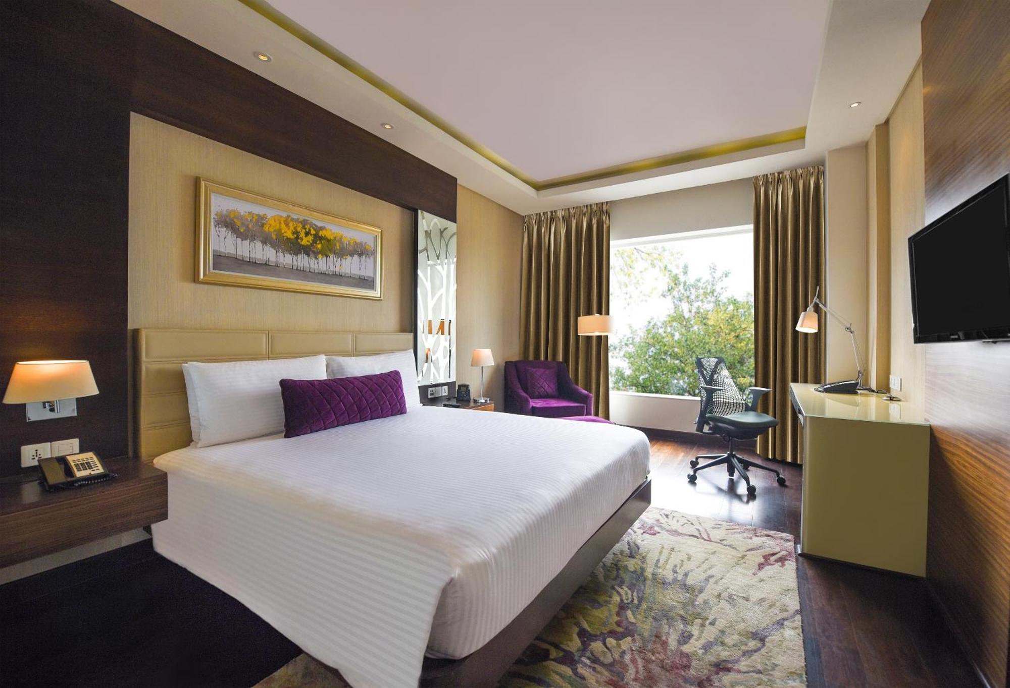 Doubletree By Hilton Gurugram Baani Square Hotel Gurgaon Buitenkant foto