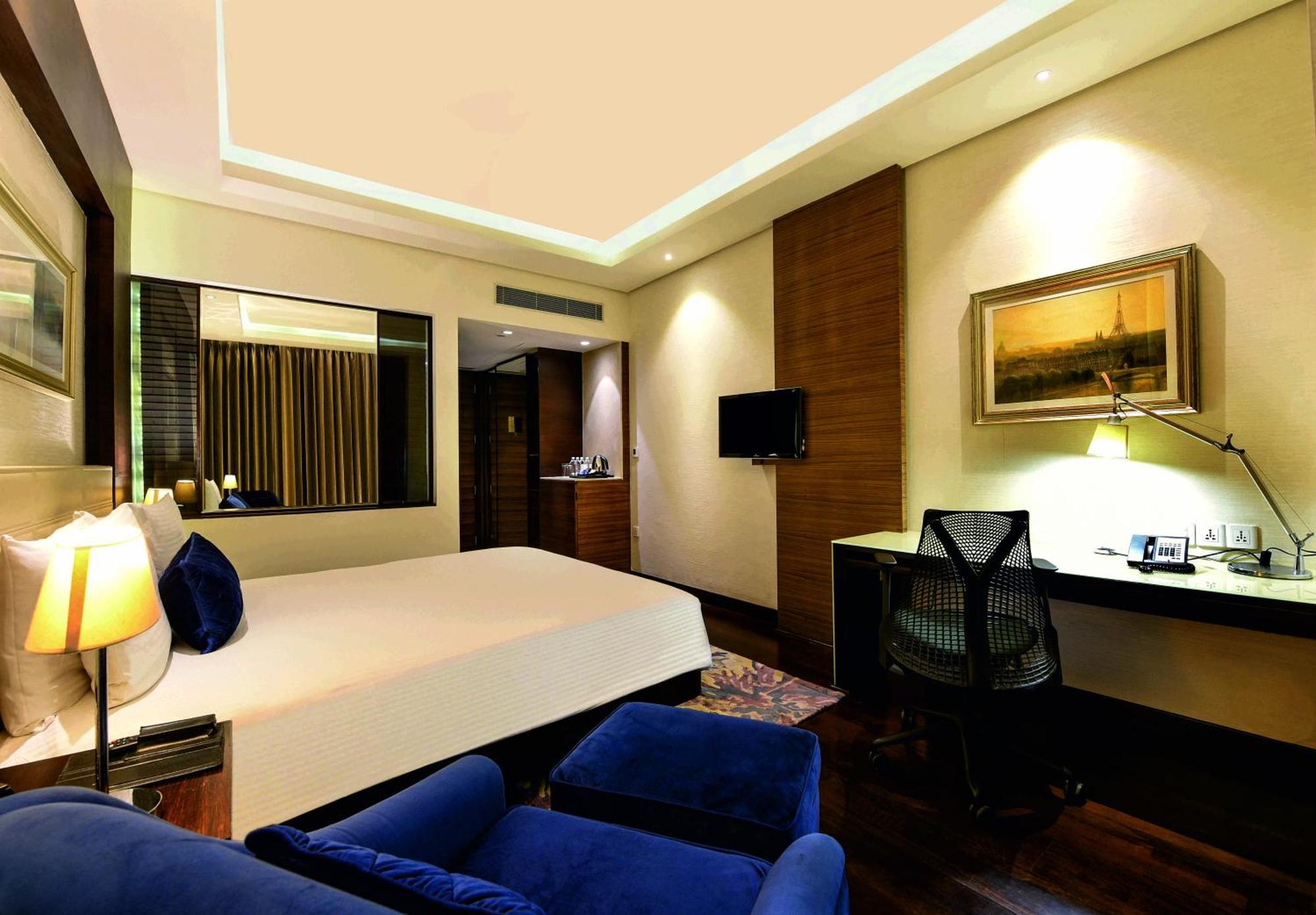 Doubletree By Hilton Gurugram Baani Square Hotel Gurgaon Buitenkant foto