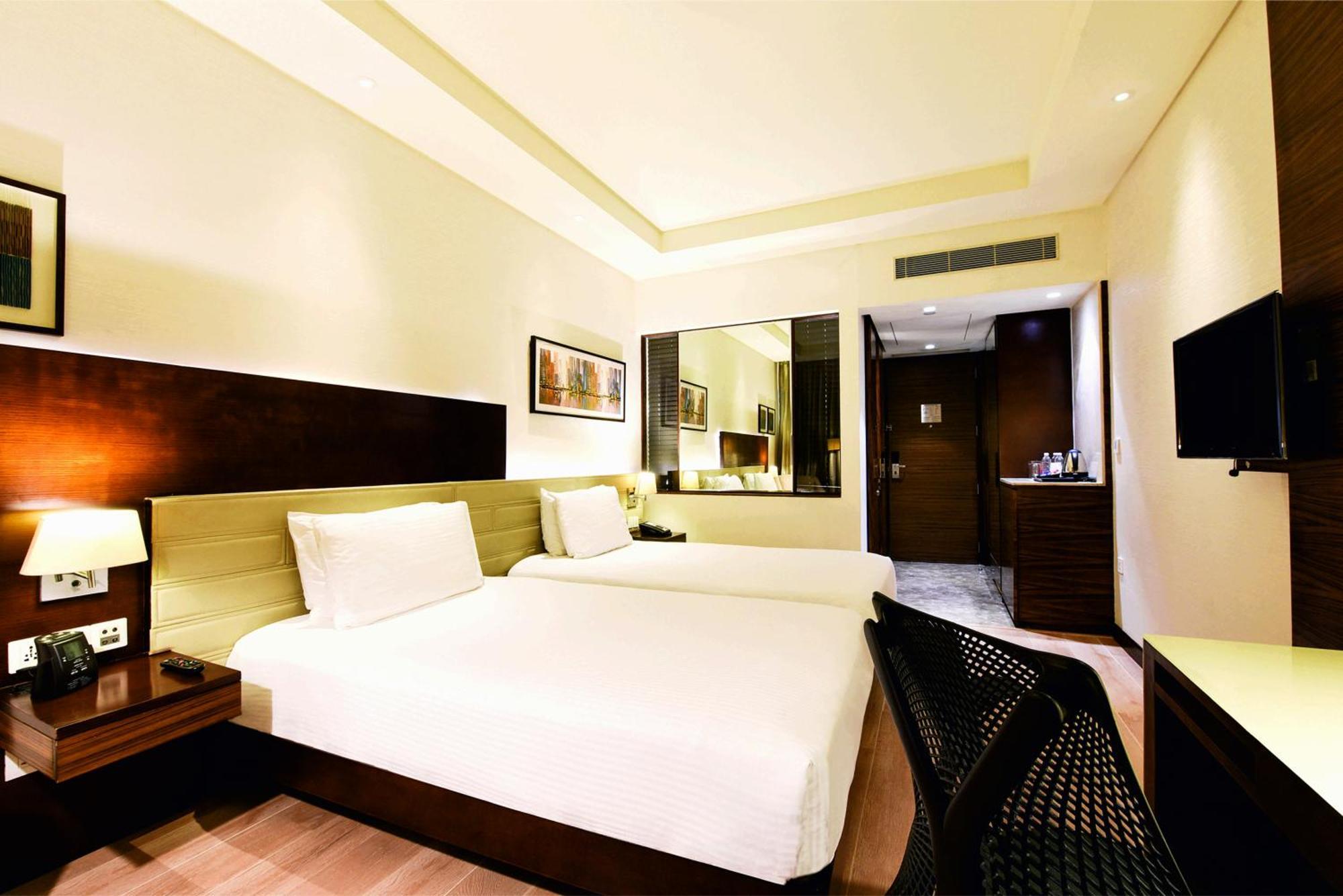 Doubletree By Hilton Gurugram Baani Square Hotel Gurgaon Buitenkant foto