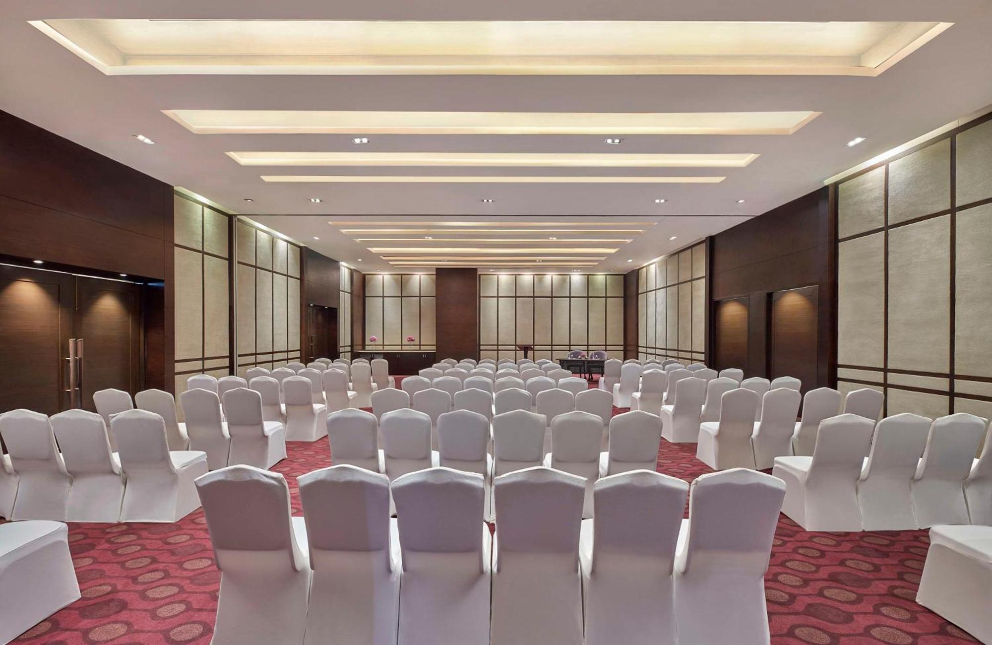 Doubletree By Hilton Gurugram Baani Square Hotel Gurgaon Buitenkant foto