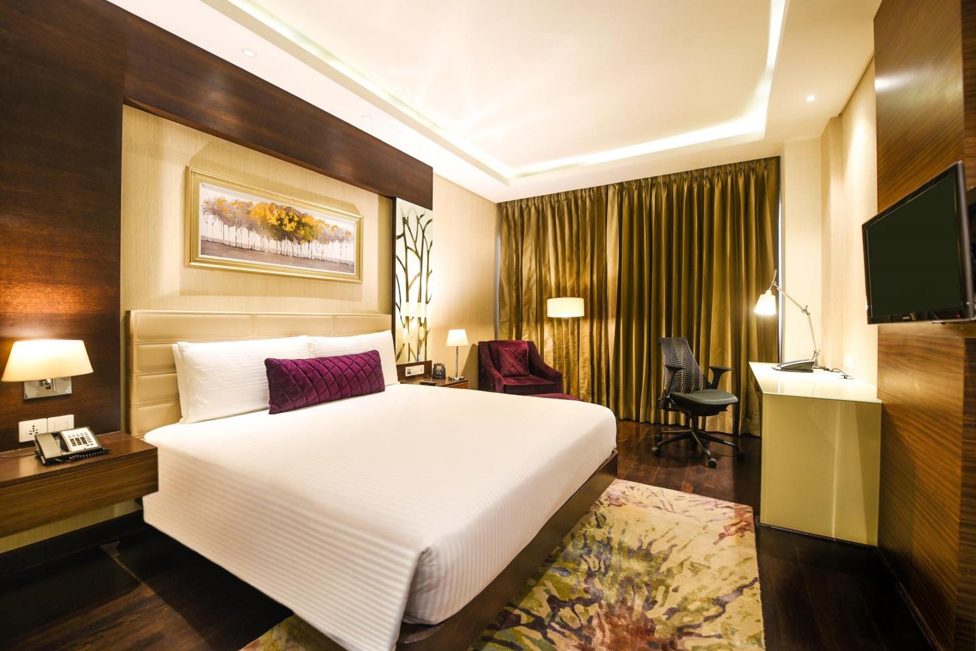 Doubletree By Hilton Gurugram Baani Square Hotel Gurgaon Buitenkant foto
