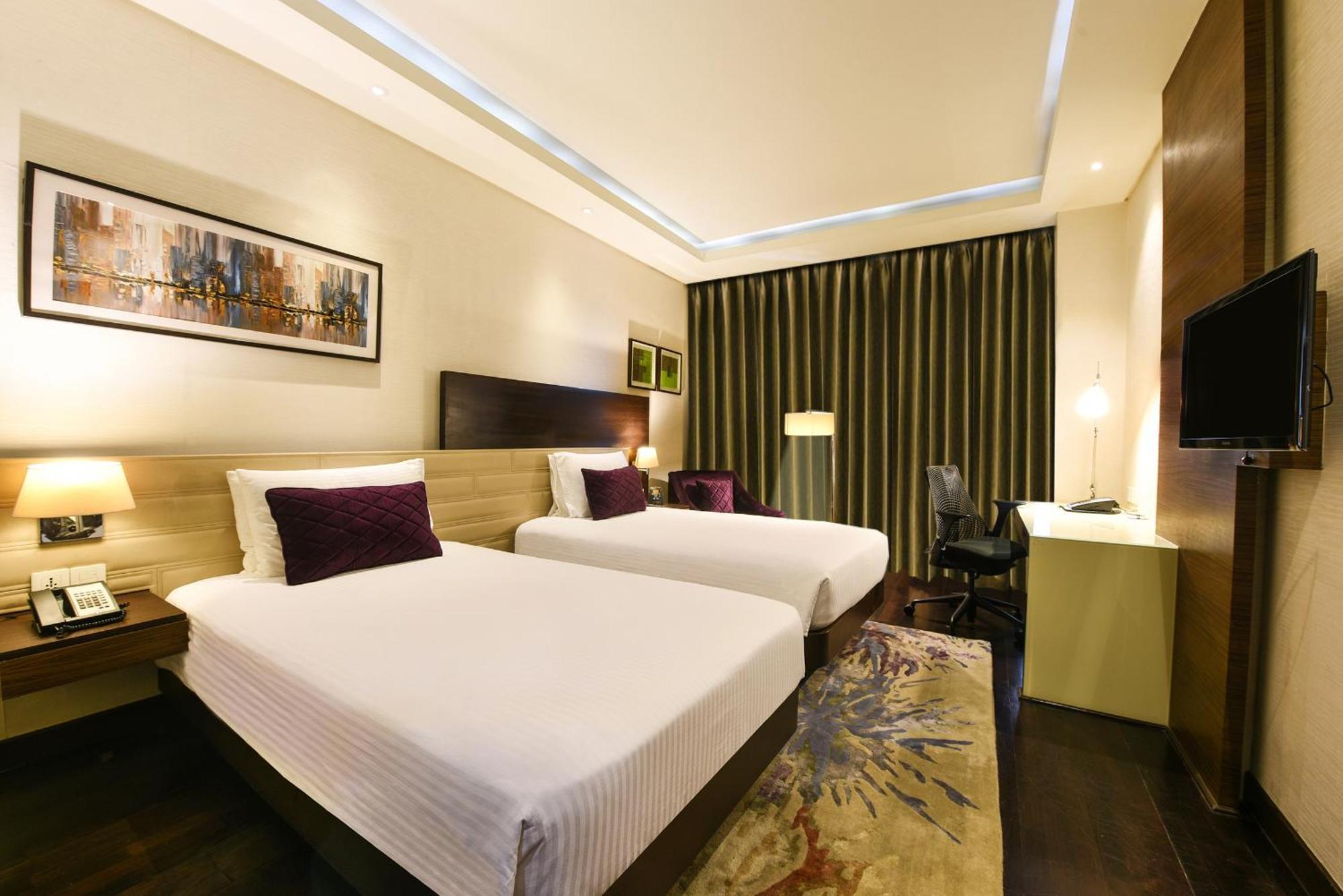 Doubletree By Hilton Gurugram Baani Square Hotel Gurgaon Buitenkant foto