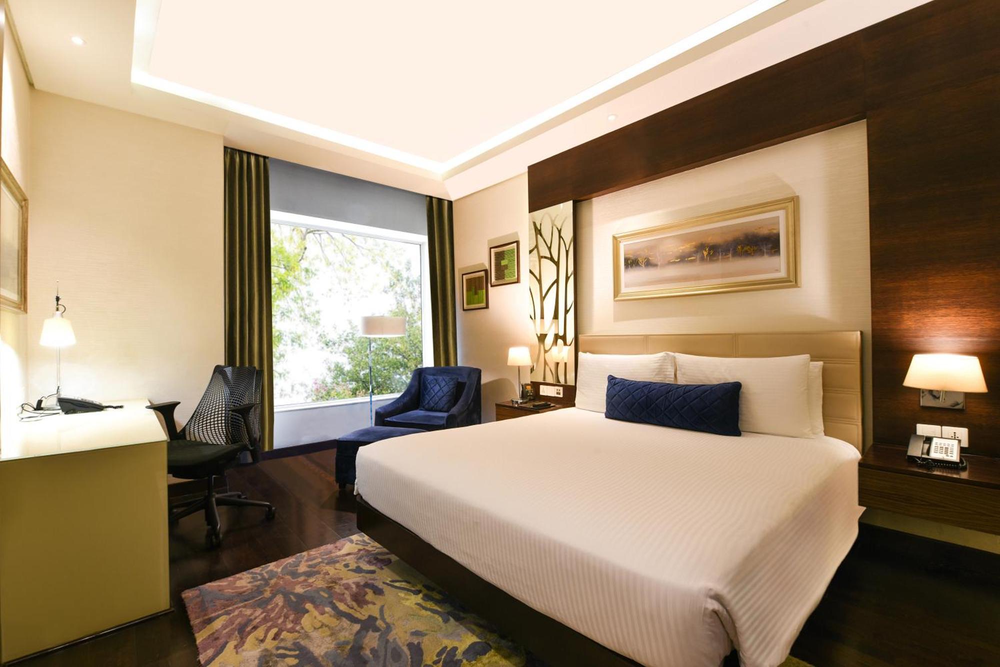 Doubletree By Hilton Gurugram Baani Square Hotel Gurgaon Buitenkant foto