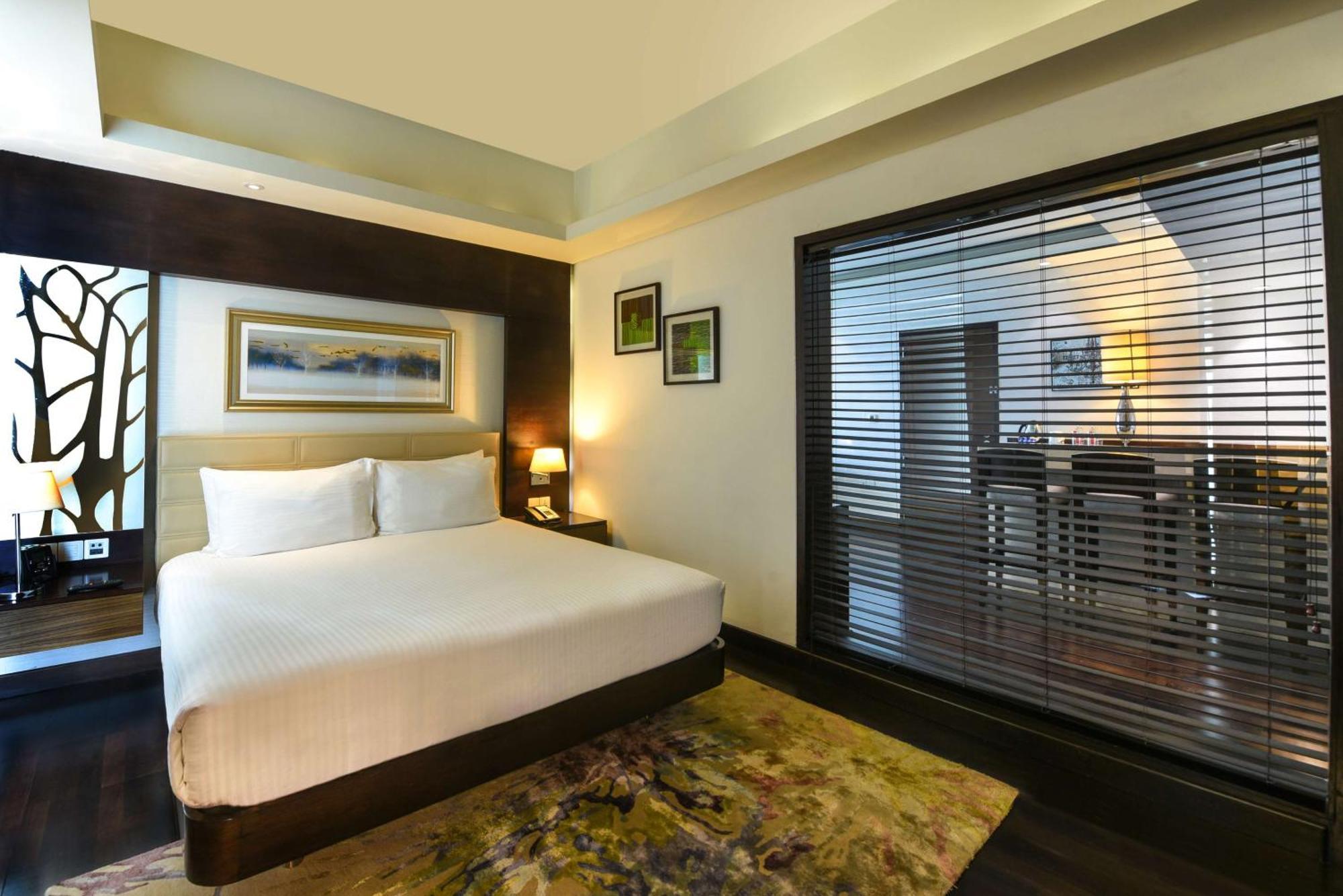 Doubletree By Hilton Gurugram Baani Square Hotel Gurgaon Buitenkant foto