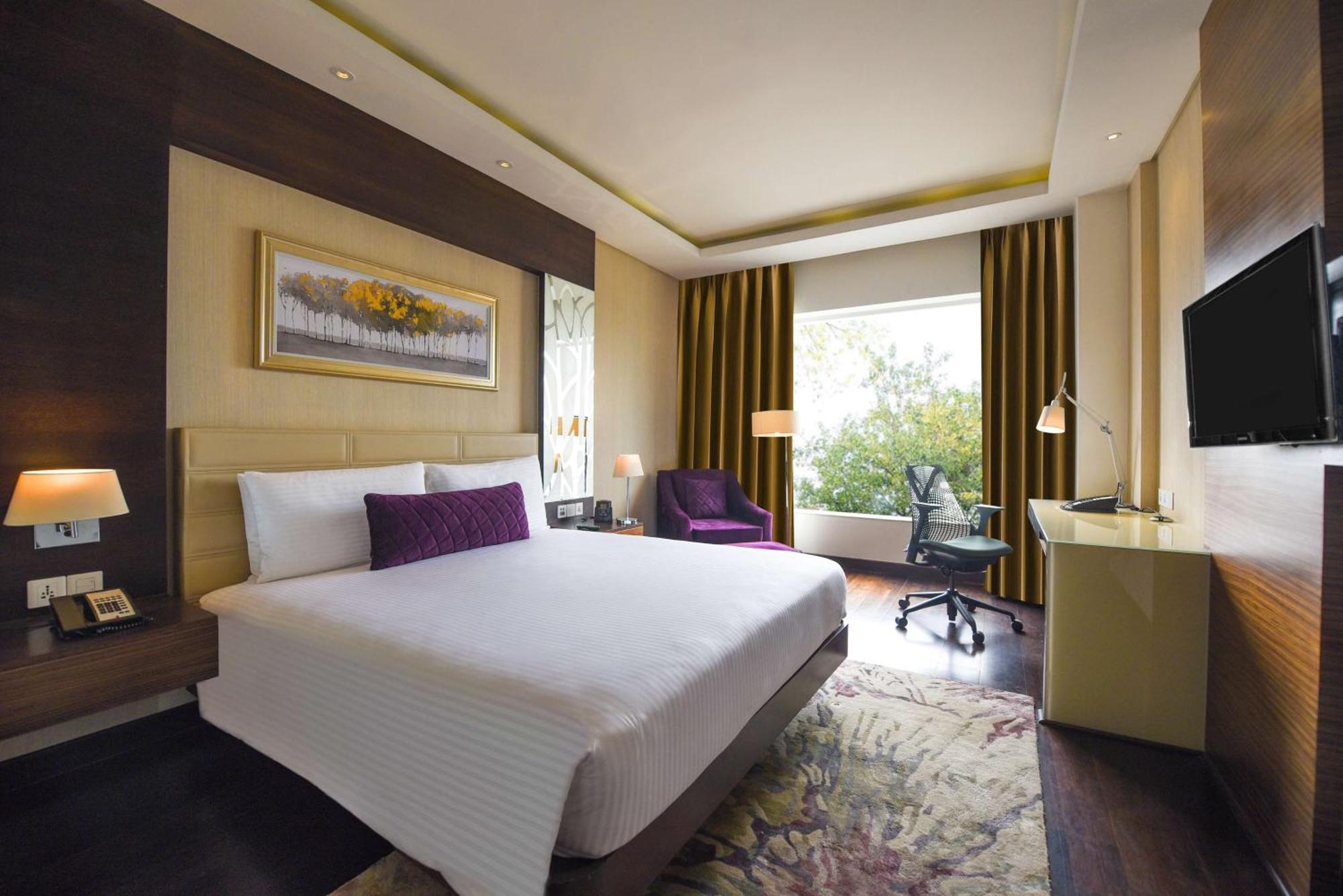 Doubletree By Hilton Gurugram Baani Square Hotel Gurgaon Buitenkant foto