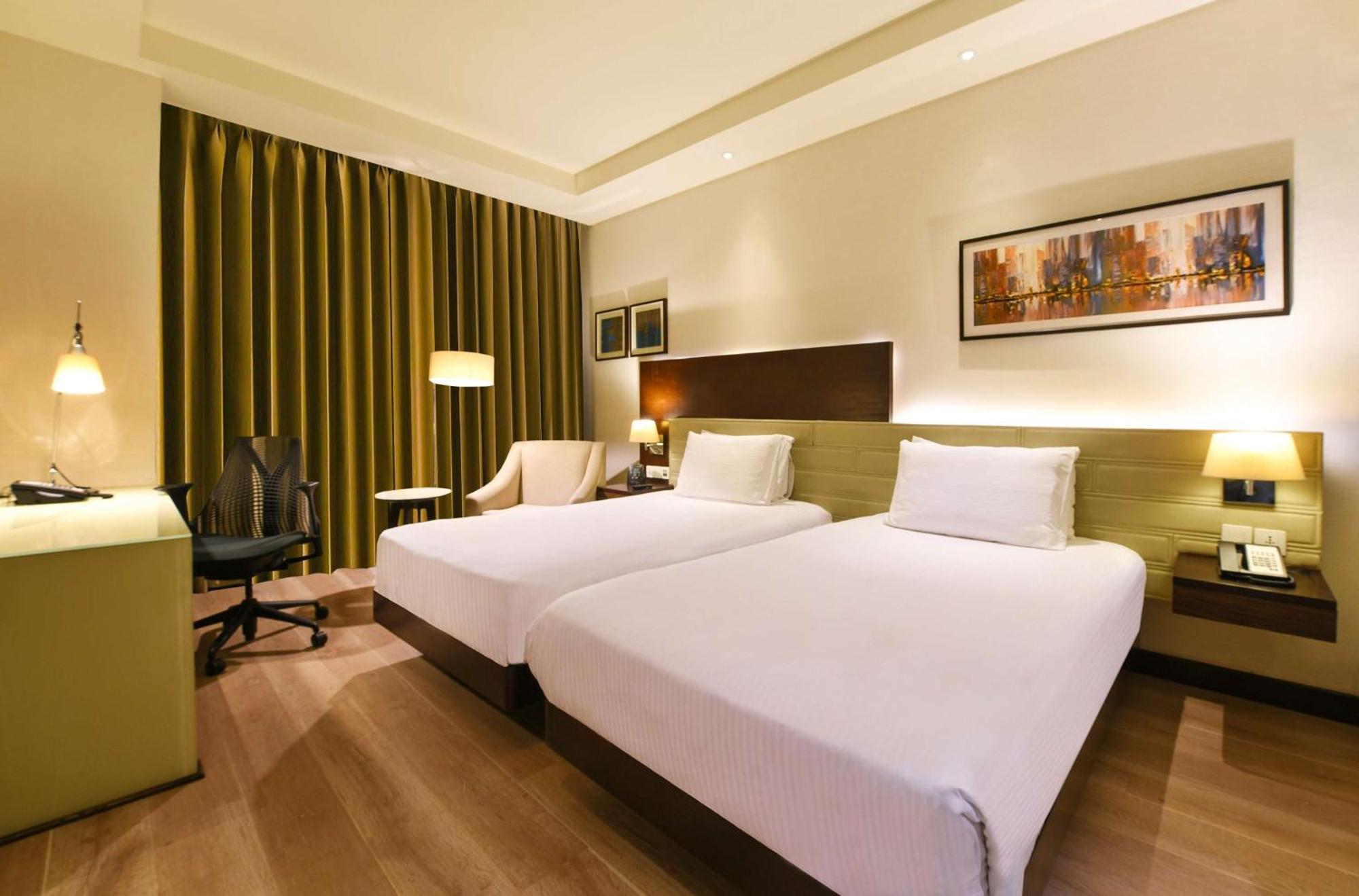 Doubletree By Hilton Gurugram Baani Square Hotel Gurgaon Buitenkant foto