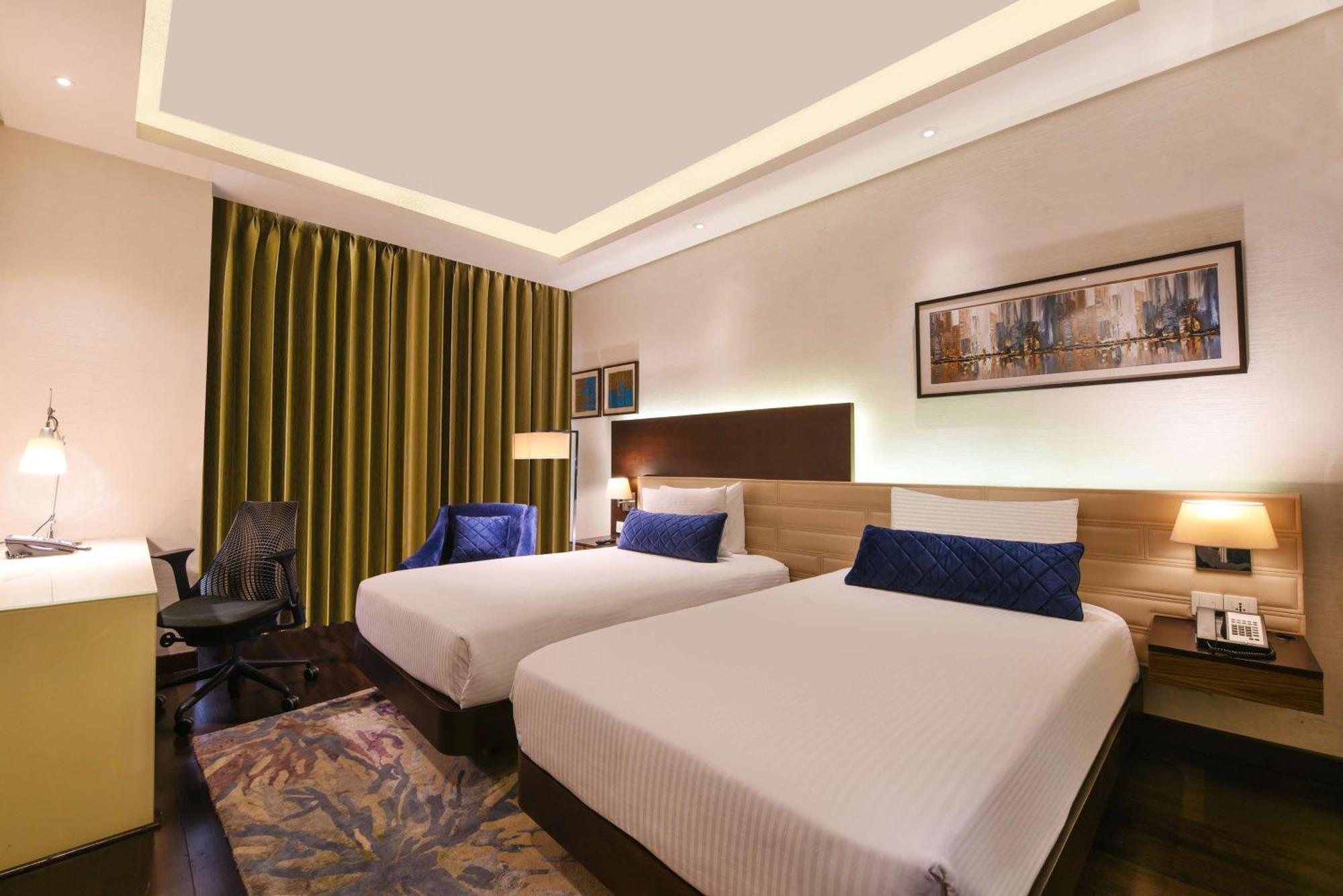 Doubletree By Hilton Gurugram Baani Square Hotel Gurgaon Buitenkant foto