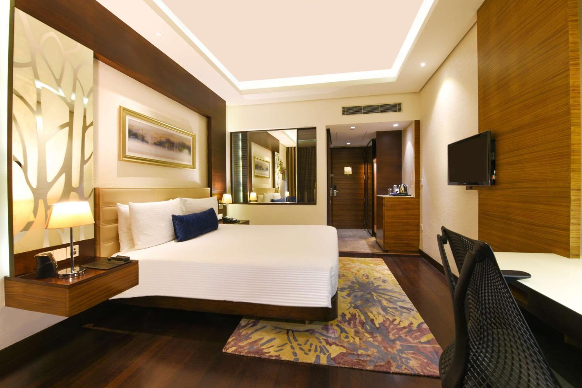 Doubletree By Hilton Gurugram Baani Square Hotel Gurgaon Buitenkant foto