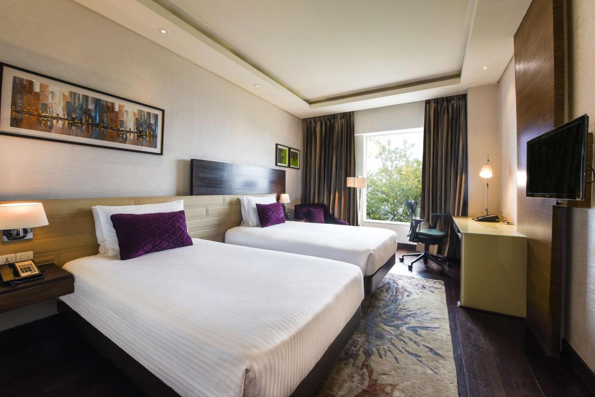 Doubletree By Hilton Gurugram Baani Square Hotel Gurgaon Buitenkant foto