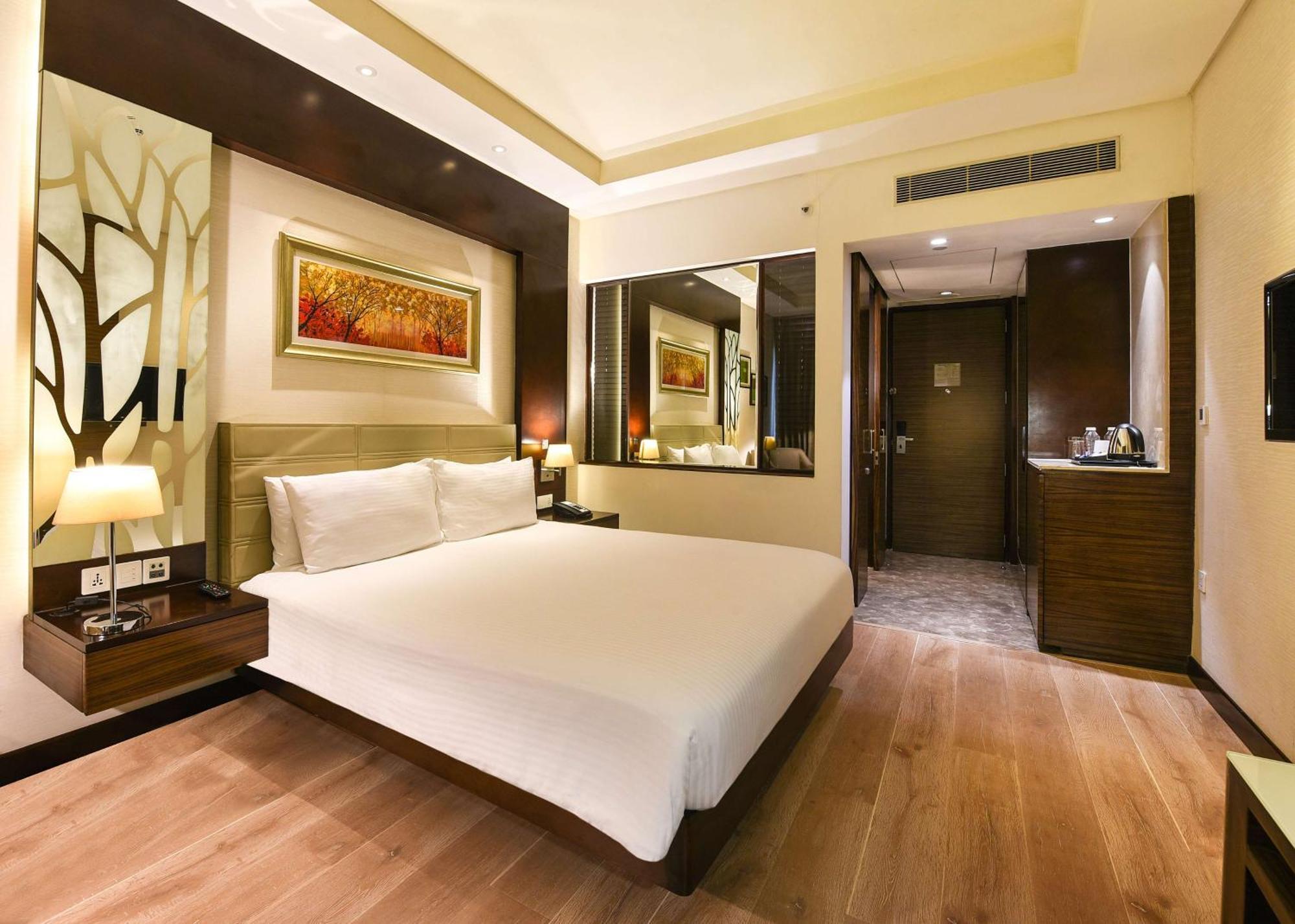 Doubletree By Hilton Gurugram Baani Square Hotel Gurgaon Buitenkant foto