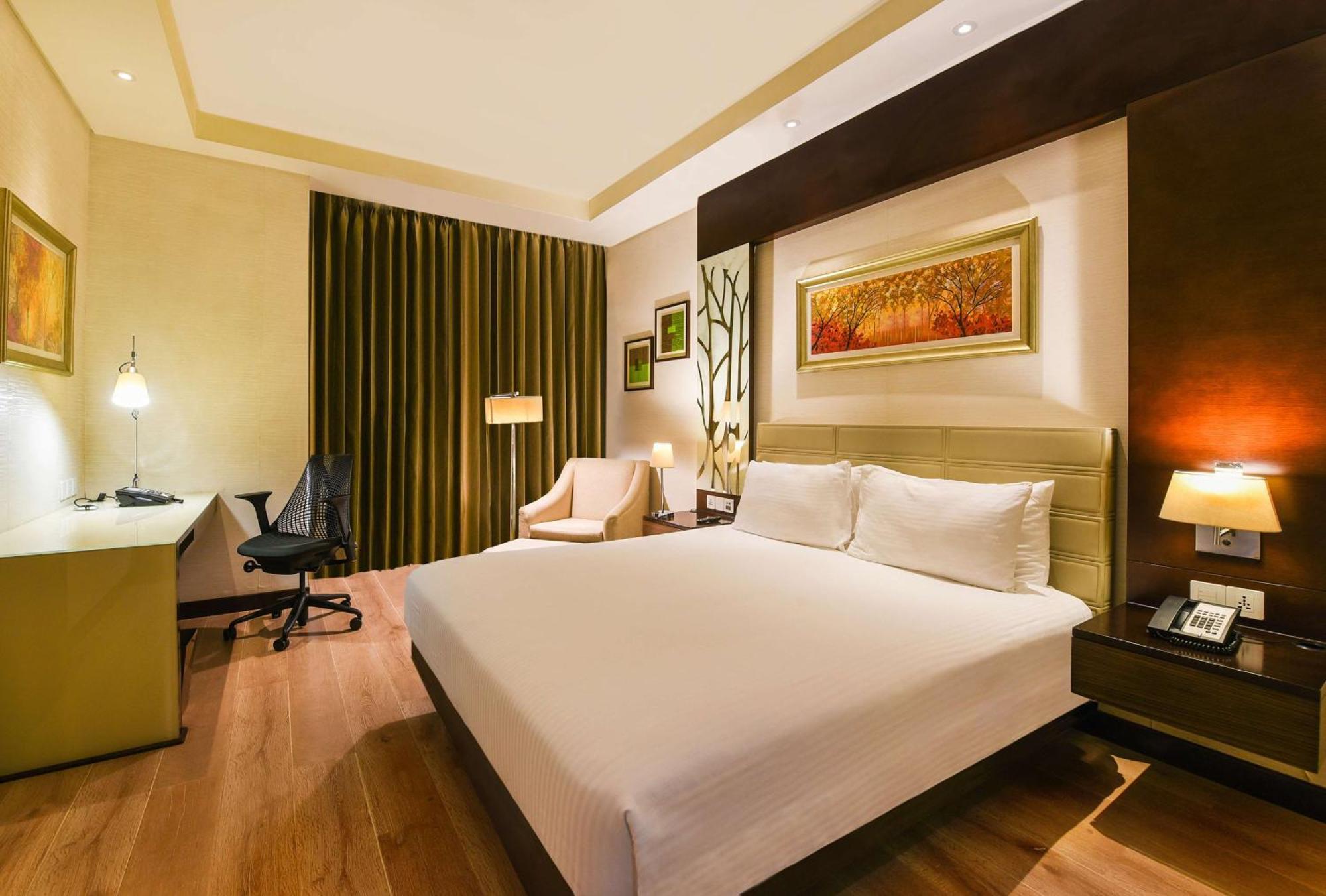 Doubletree By Hilton Gurugram Baani Square Hotel Gurgaon Buitenkant foto