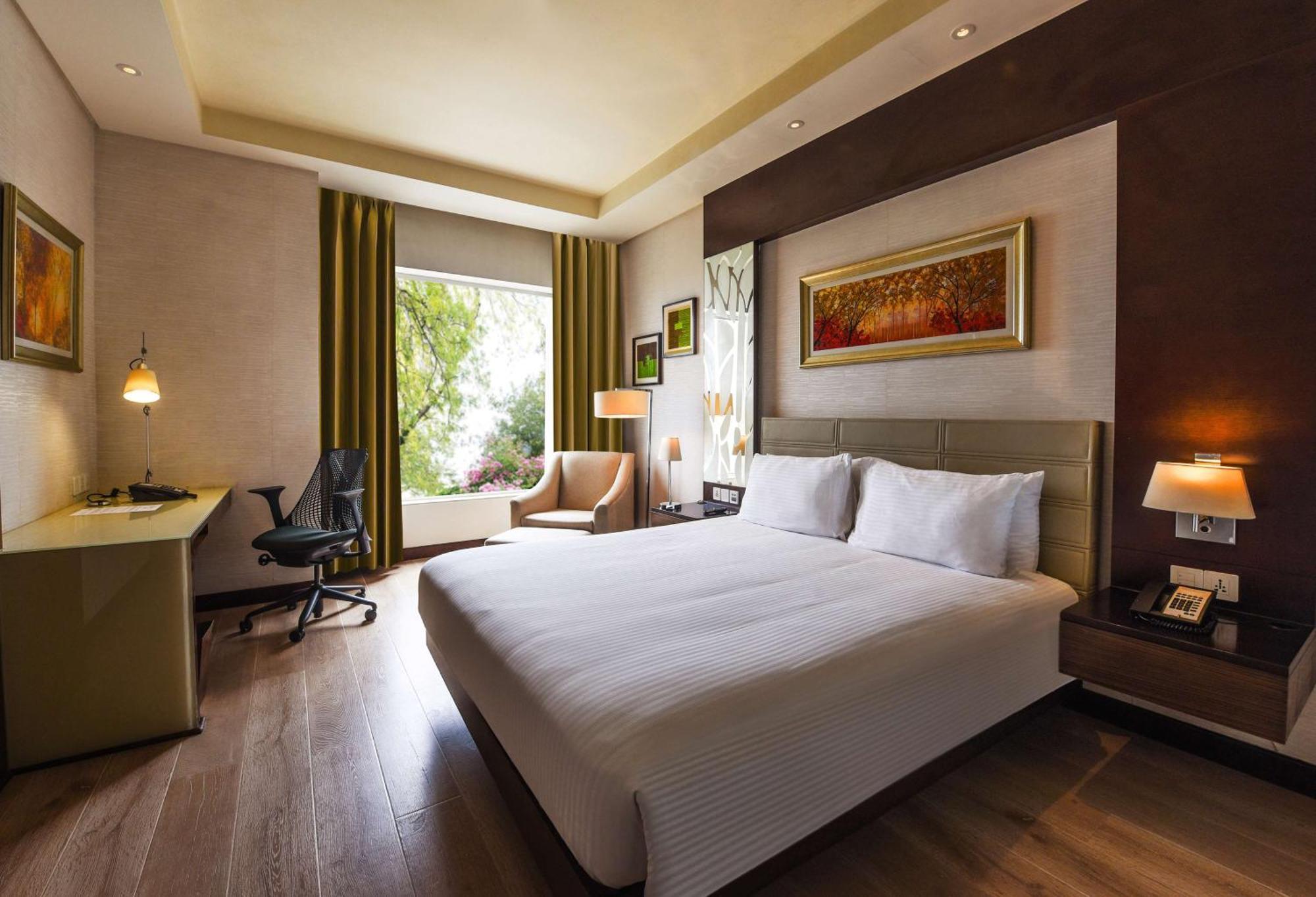 Doubletree By Hilton Gurugram Baani Square Hotel Gurgaon Buitenkant foto