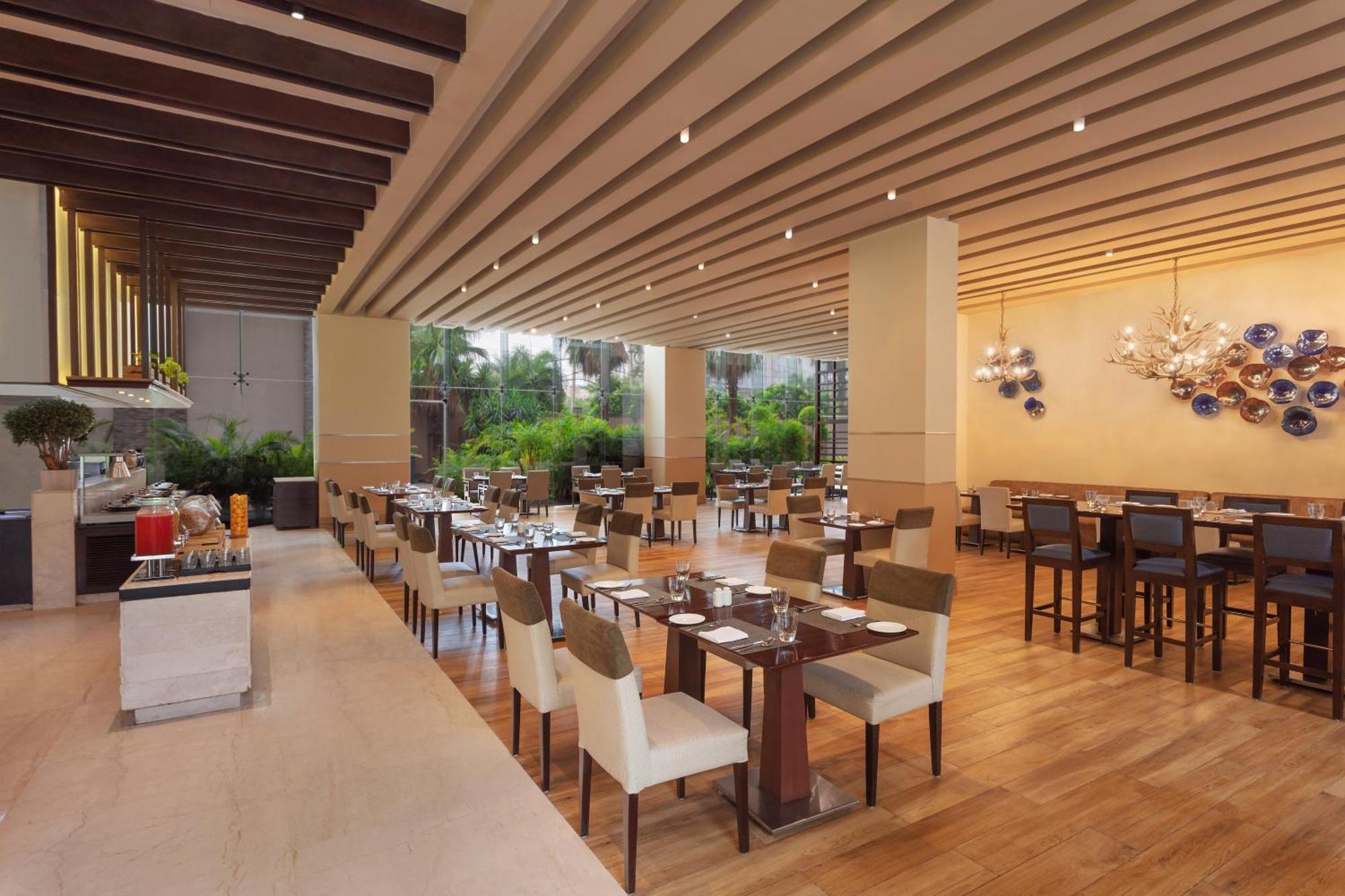Doubletree By Hilton Gurugram Baani Square Hotel Gurgaon Buitenkant foto