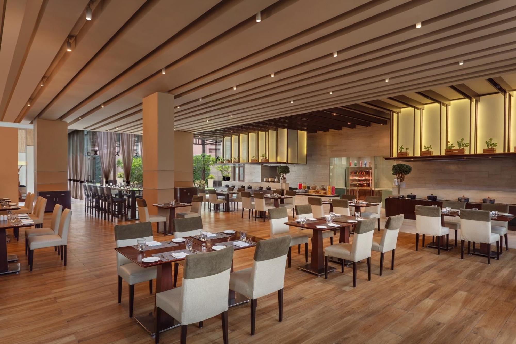 Doubletree By Hilton Gurugram Baani Square Hotel Gurgaon Buitenkant foto