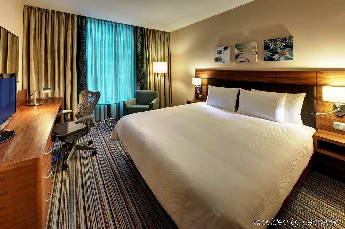 Doubletree By Hilton Gurugram Baani Square Hotel Gurgaon Kamer foto